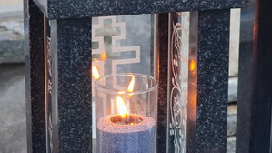 Лампада из гранита крупным планом с православным крестом