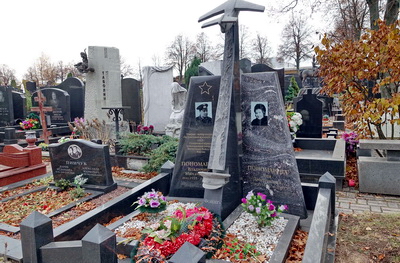 Сложная мемориальная стела с изображением взлетающего самолёта